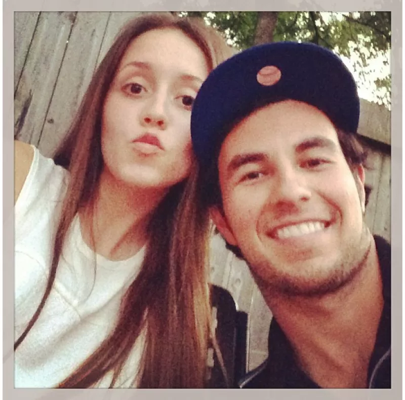 La pareja que conforman el piloto de Fórmula 1 y Fernanda Gallegos gusta expresar su cariño en redes sociales, hace algún tiempo ambos convirtieron su relación en romance.