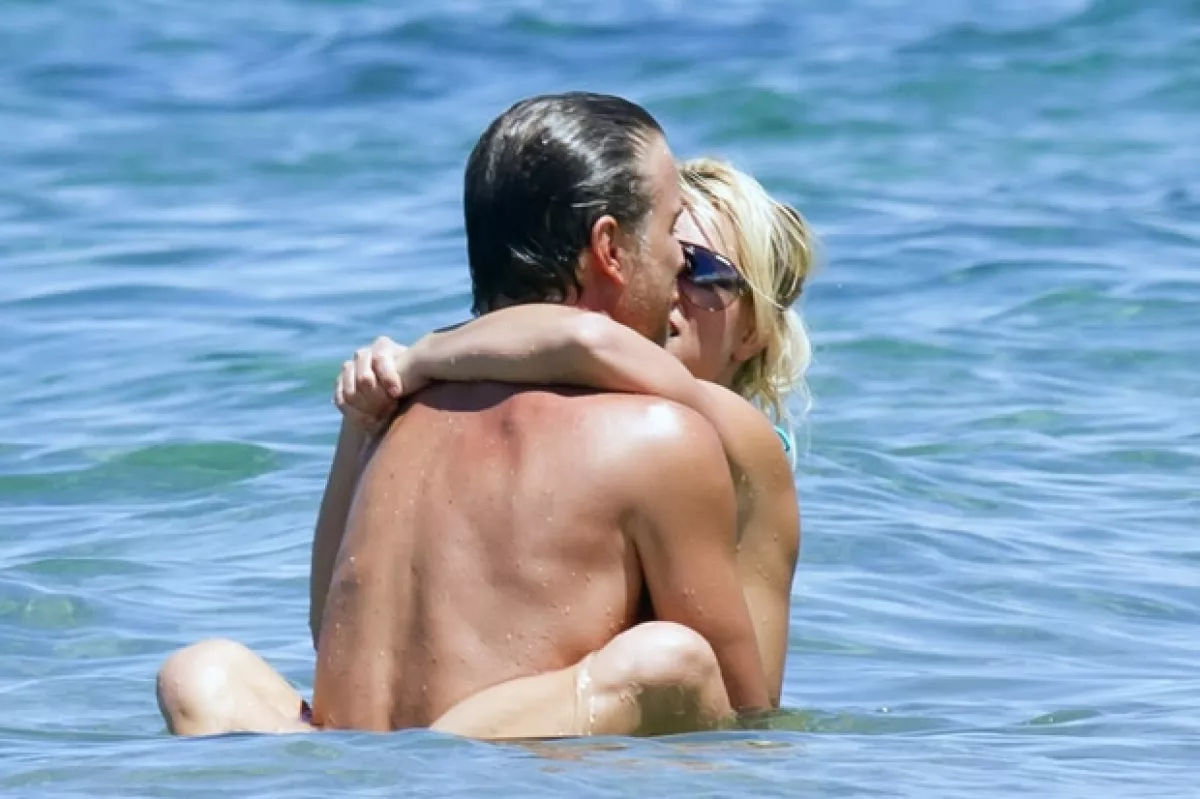 Britney y Jason llevan un año juntos y se ven muy enamorados.