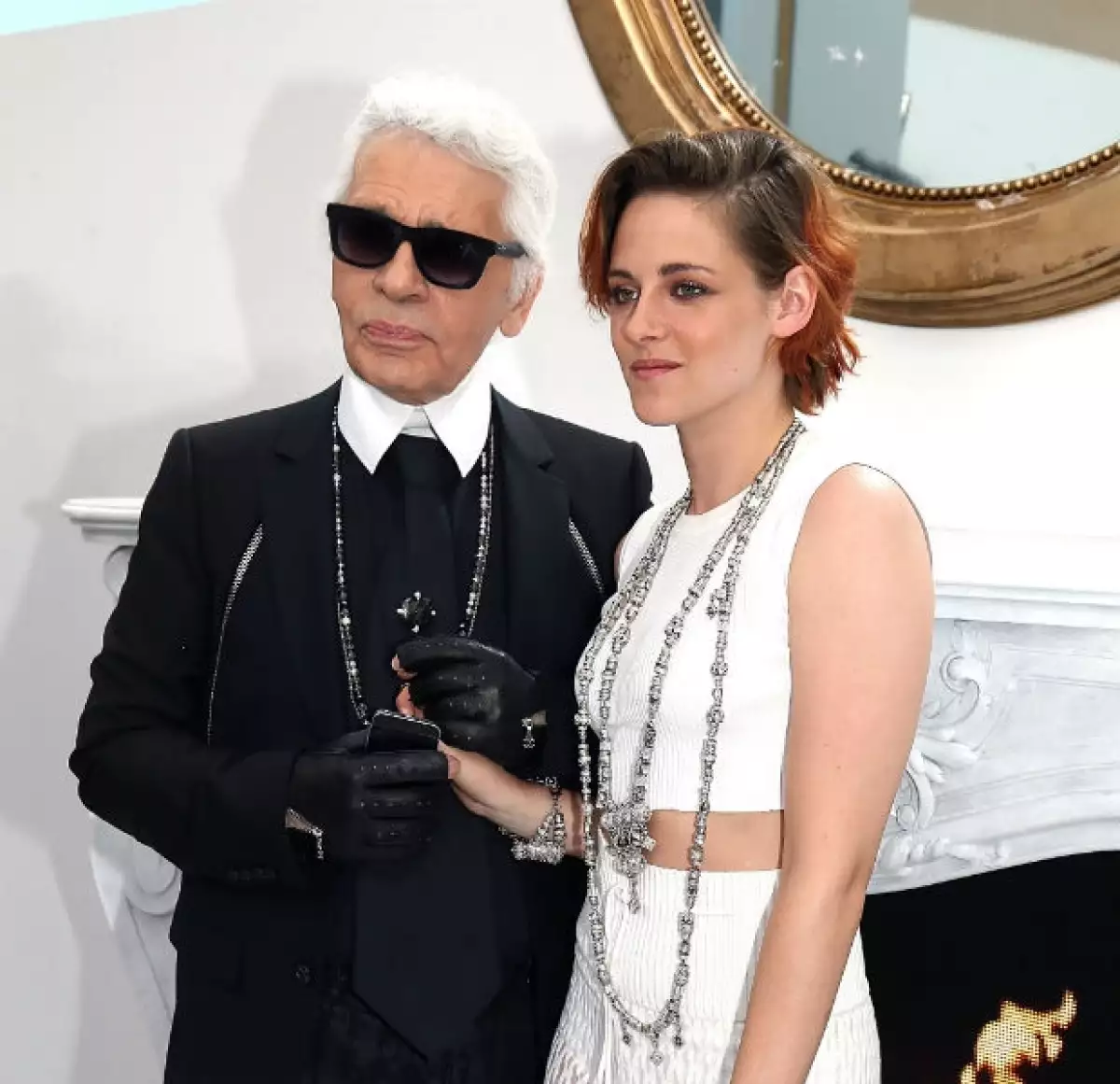 La actriz sorprendió con su vestuario durante el Paris Fashion Week, pero lo que más llamó la atención fue su pelo, ahora corto y de color naranja.