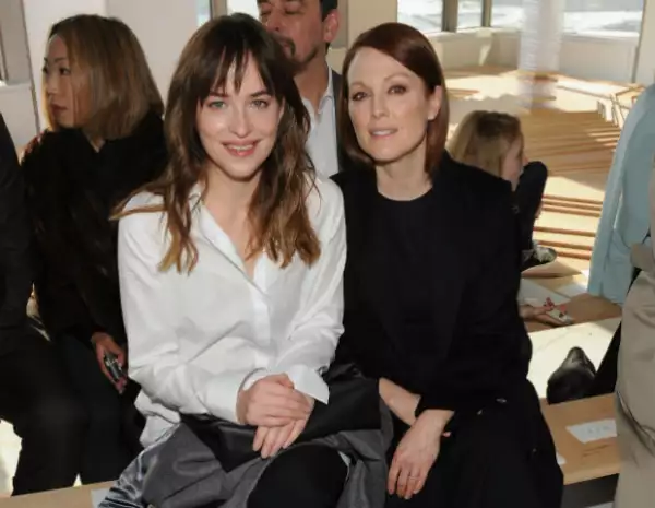 Dakota Johnson y Julianne Moore se conocieron recientemente en un evento de temporada.