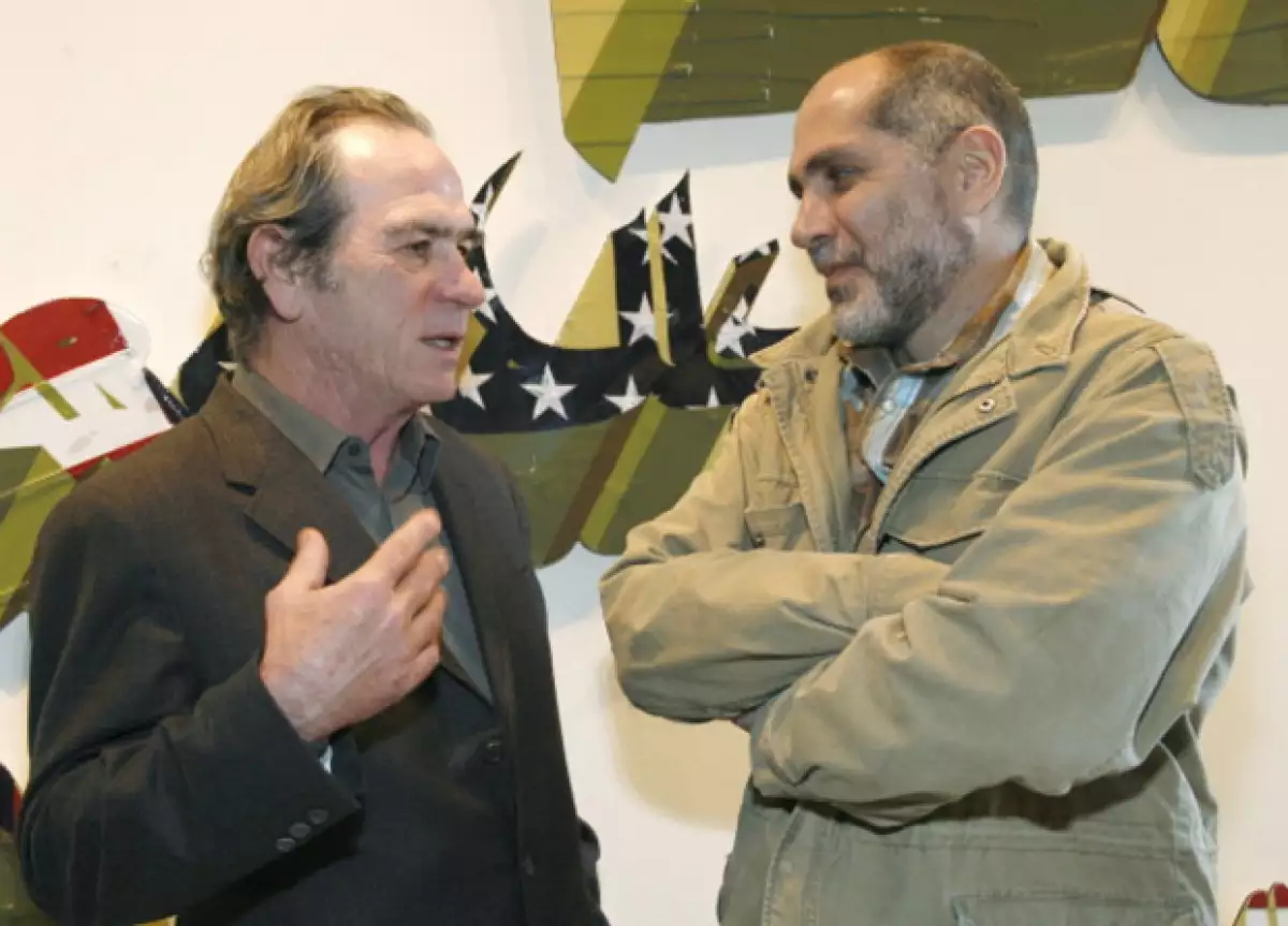 Guillermo Arriaga fue guionista del actor y director estadounidense Tommy Lee Jones.