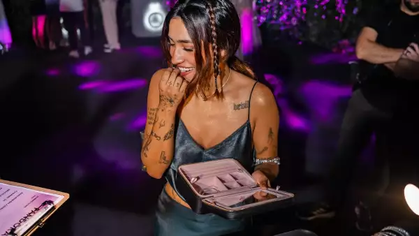 Jimena Jiménez sostiene un joyero de Pandora.