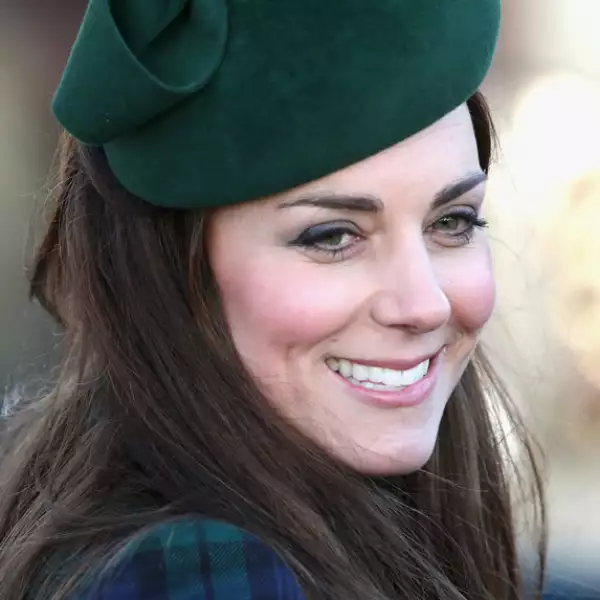 En diciembre Kate fue vista con un tocado verde a juego con su outfit, sobre un peinado de media cola.