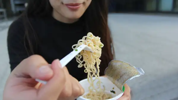 Consumo de alimentos con exceso de sodio como sopas Maruchan. Foto: iStock. 