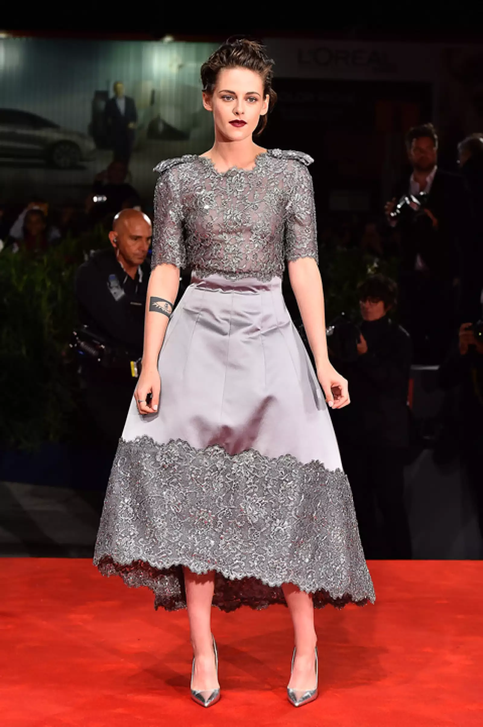 Kristen Stewart llevó un hermoso vestido de seda con encaje en color gris de Chanel de la temporada fall 2015 para premiere de `Equals´.