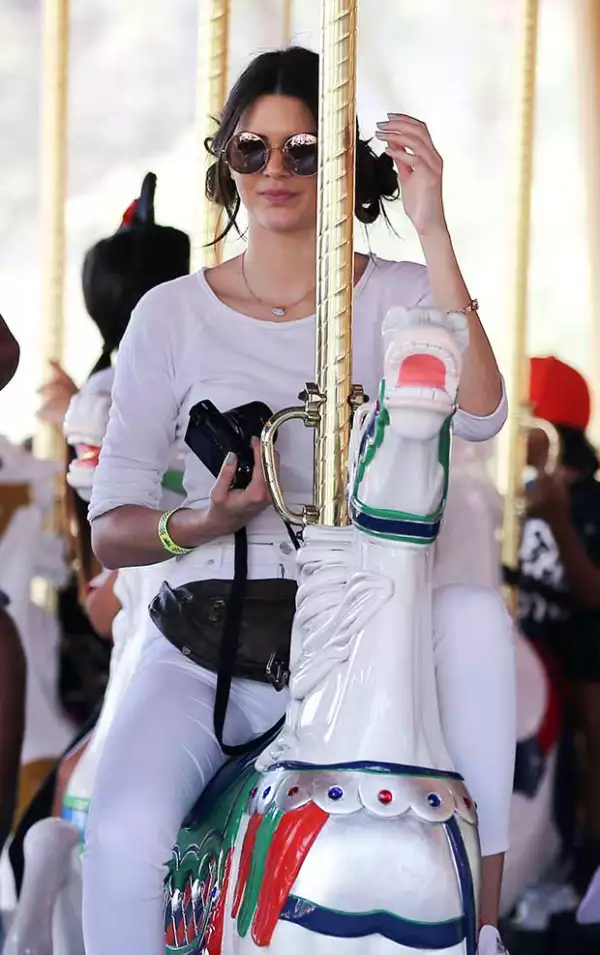 Sin importarle perder el estilo, Kendall se divirtió como niña.