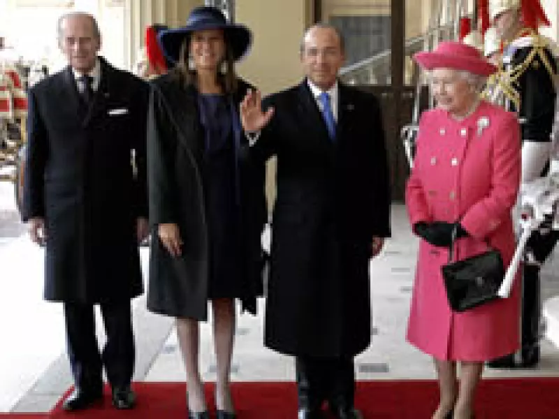 La reina Isabel y el príncipe Felipe dieron la bienvenida al mandatario mexicano y su esposa. (Foto: AP)