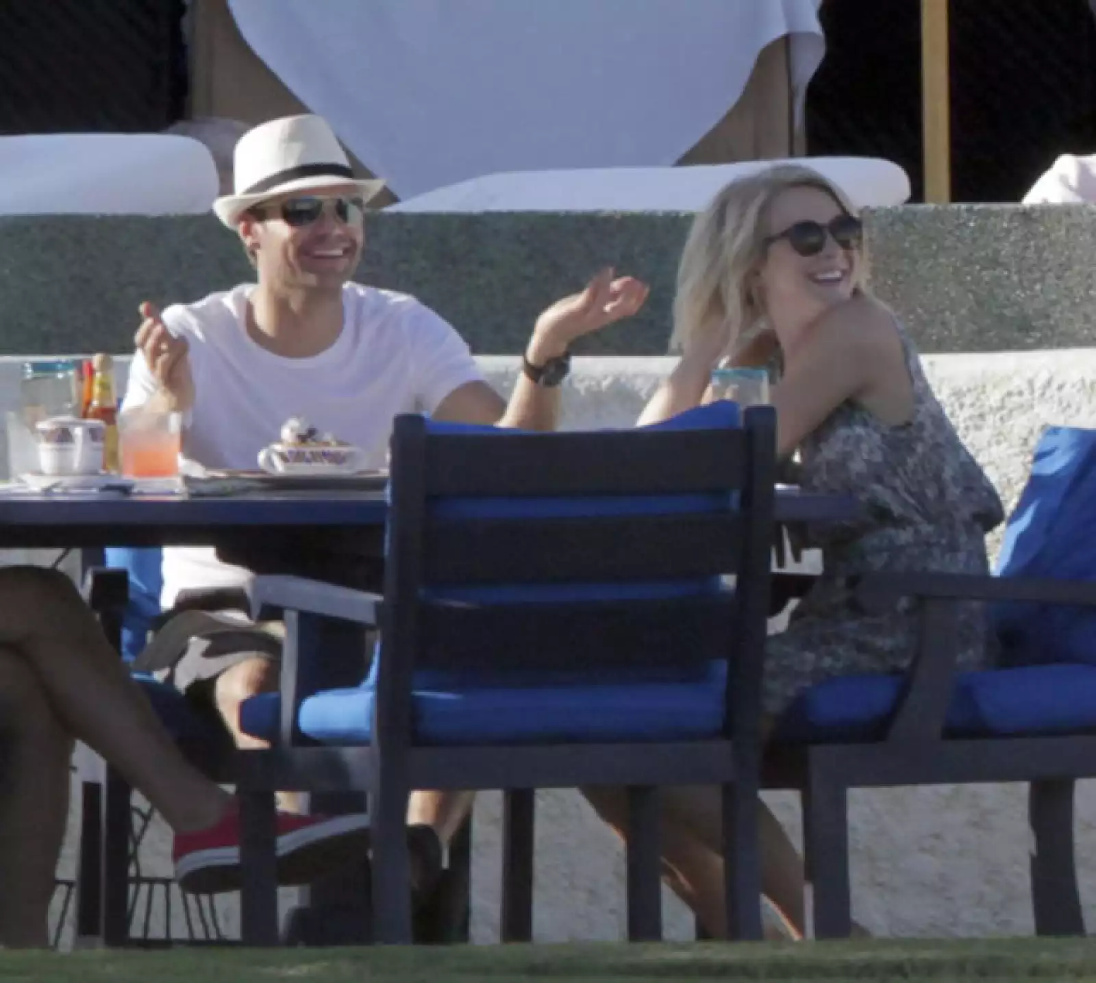 Julianne Hough y el conductor Ryan Seacret disfrutan del clima y la buena comida.