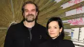David Harbour y Lily Allen