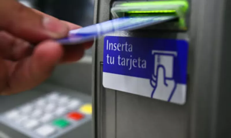 La principal operación que realizan los usuarios de cajeros automáticos son retiros en efectivo. (Foto: Cuartoscuro)
