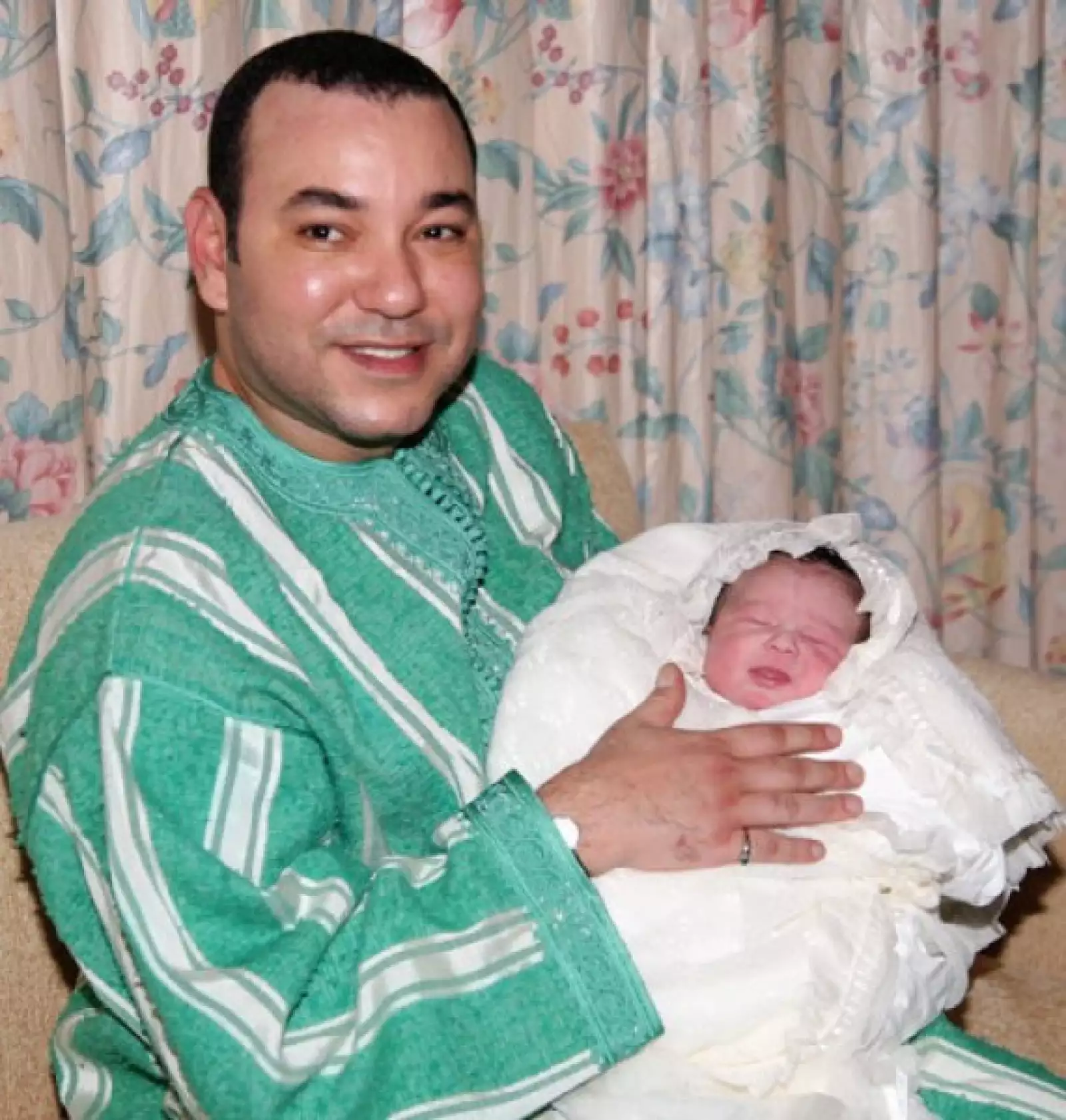 Aquí el príncipe Moulay Hassan de Marruecos con Lalla Khadija a pocos días de nacida, en 2007.