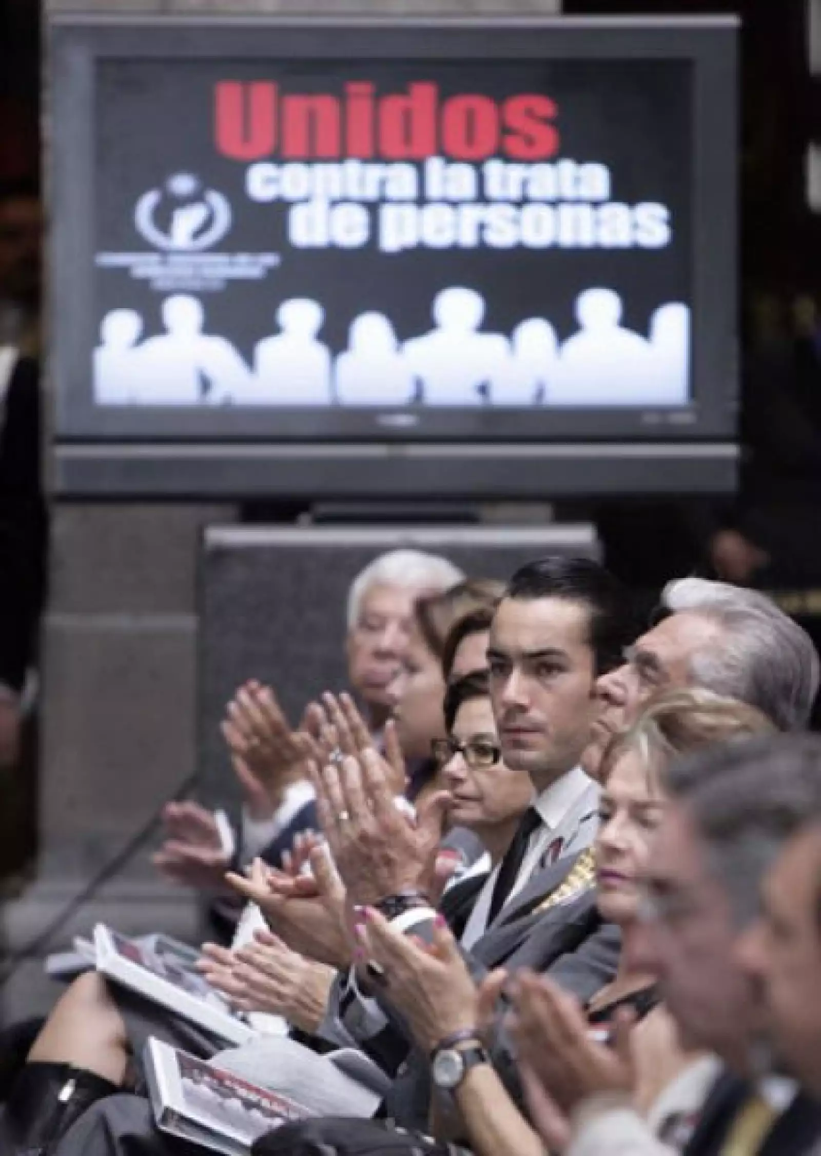 El actor, cantante y empresario se sentó al lado de sus suegros.