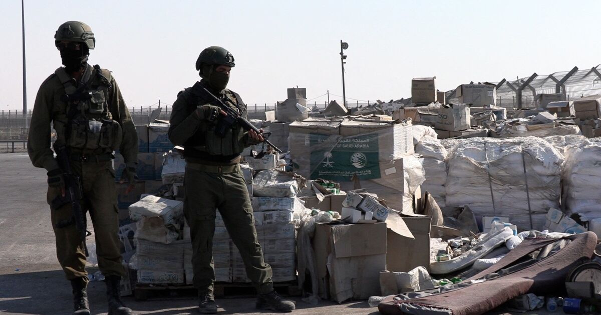 İsrail, haftalarca baskıdan sonra Gazze'ye yardım alarak kamyonların girişine izin veriyor