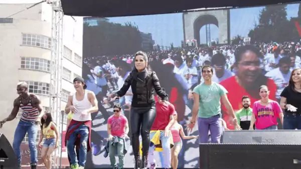 Para celebrar los 10 años de su programa de radio, la conductora citó a sus `cuentahabientes´ en el monumento a la Revolución en la ciudad de México.