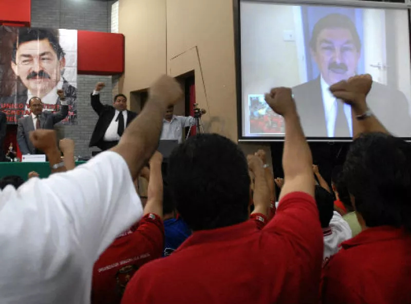 Napole�n G�mez Urrutia en asamblea