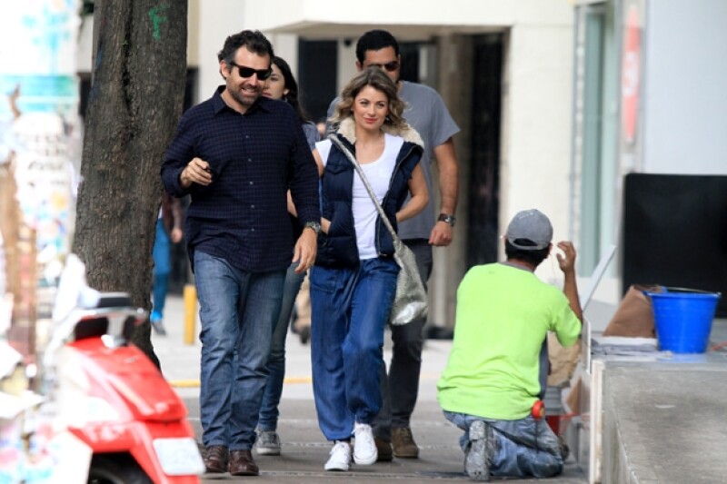 La guapa actriz de 35 años fue captada la semana pasada en un look de street style cómodo pero con mucho estilo. Iba acompañada del elenco de "Volando Bajo", su más reciente película.