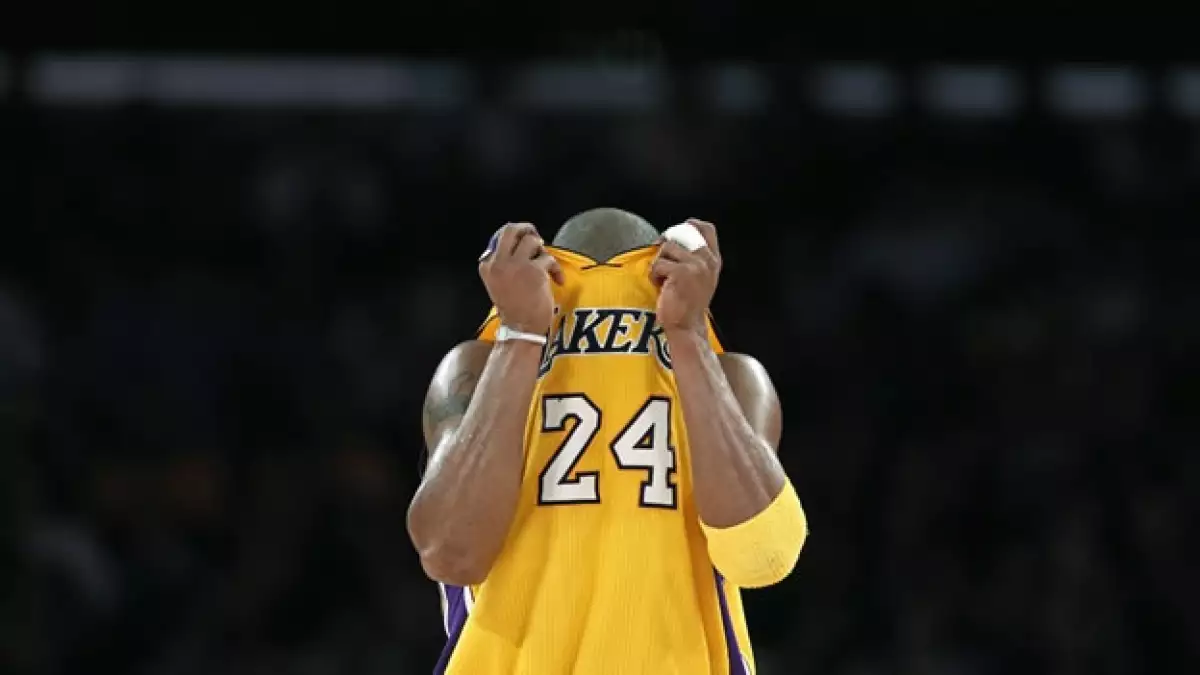 un jugador de los lakers se seca el sudor