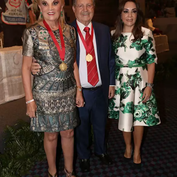 María de los Ángeles Aldir, Olegario Vázquez Raña e Isabel Rojo