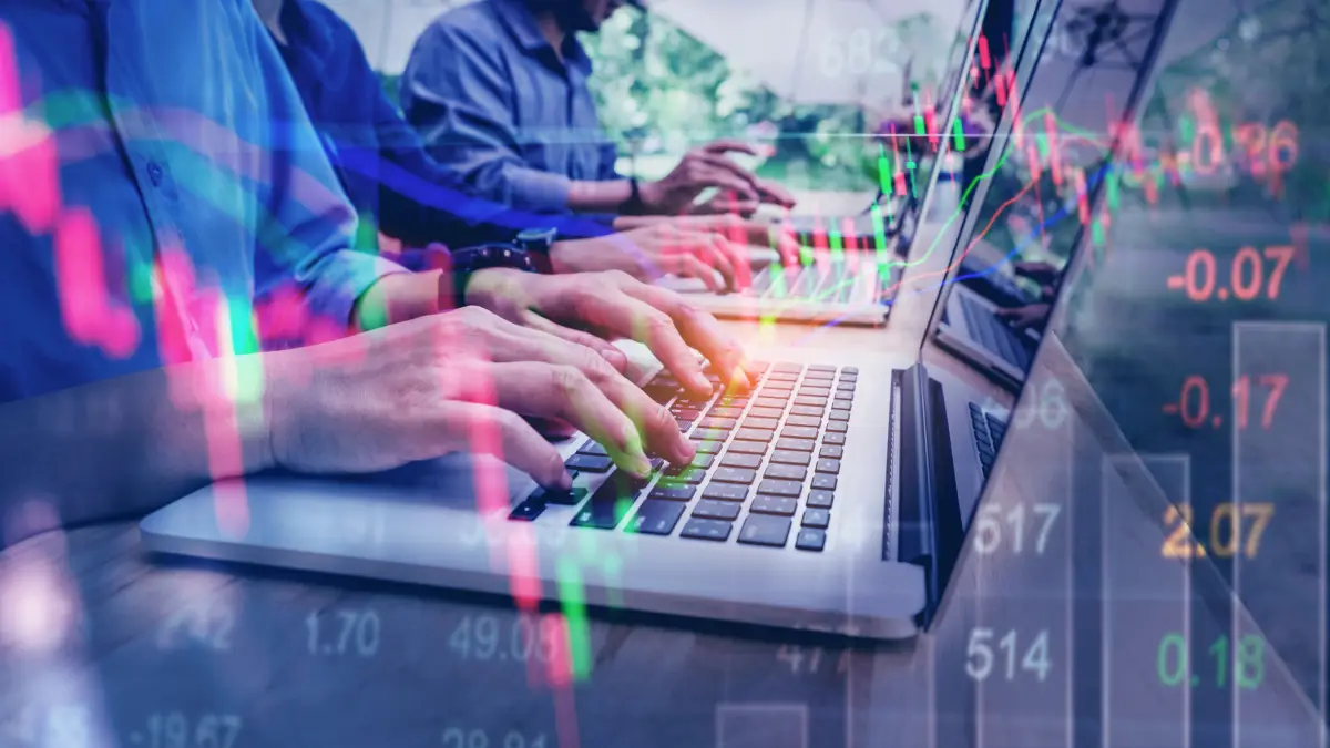 Personal de finanzas trabajando en computadoras. 