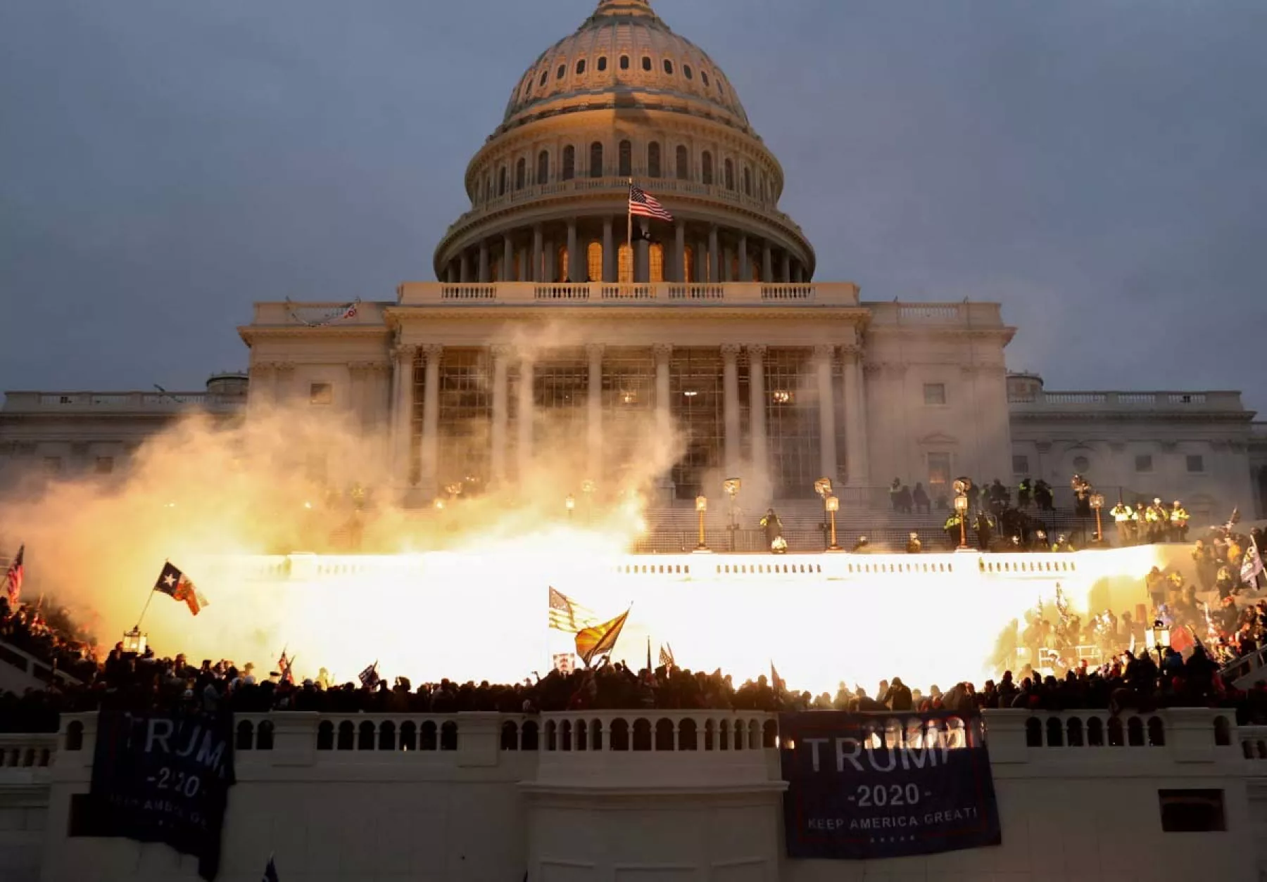 Una explosión causada por una munión de la policía es vista mientras simpatizantes del presidente de Estados Unidos, Donald Trump, irrumpen en el Capitolio de Estados Unidos. 