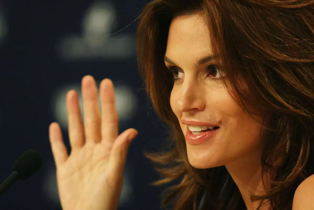 Cindy Crawford talks to the media