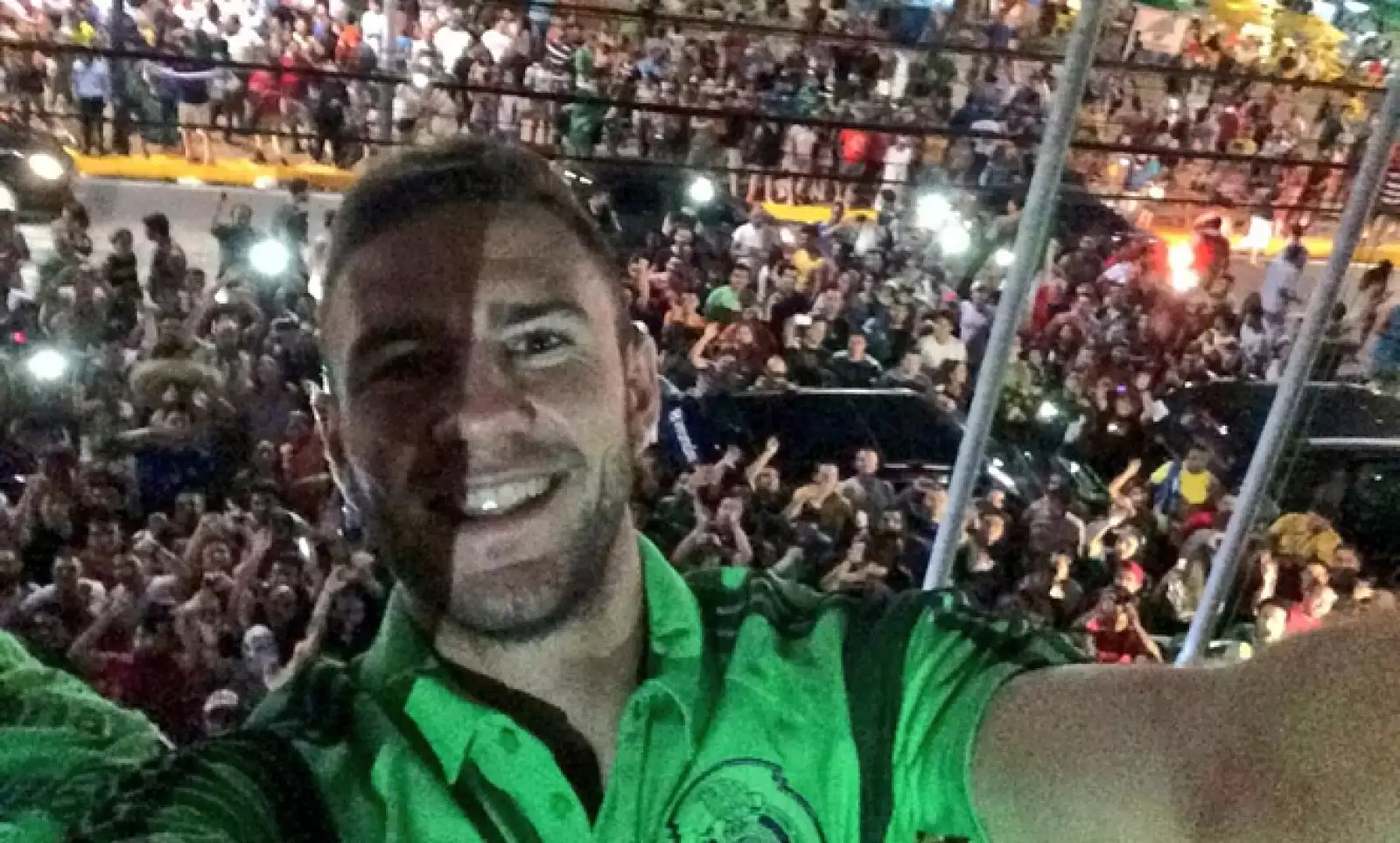 El mexicano Miguel Layún se tomó una ‘selfie’ previo al juego contra Brasil, cuando cientos de aficionados vitorearon y cantaron junto al equipo.