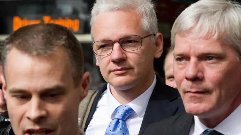 assange llega a una corte de londres