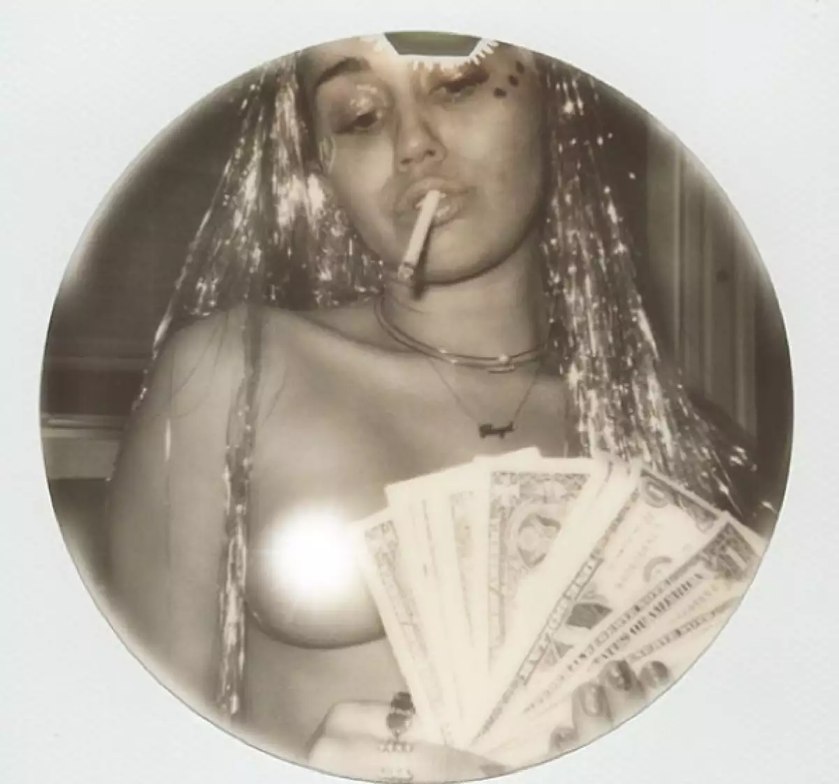 La cantante reveló nuevas fotos de su serie “Diary of a Dirty Hippie” para V Magazine en las que aparece en su show de Art Basel en Miami.