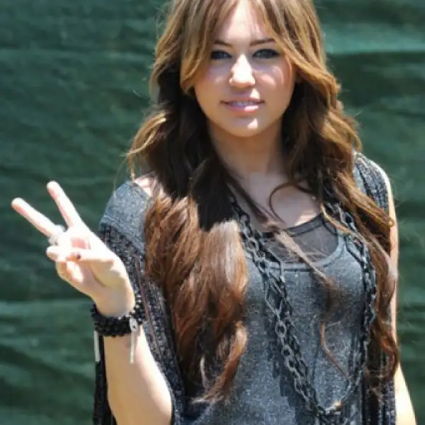 Miley Cyrus, de 16 años, y su alter ego Hannah Montana ha logrado la nada despreciable suma de 25 millones de dólares.
