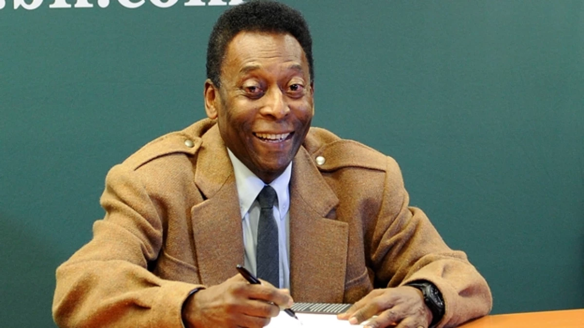 Pelé firma una copia de su libro 'Why Soccer Matters' en Nueva York el 1 de abril