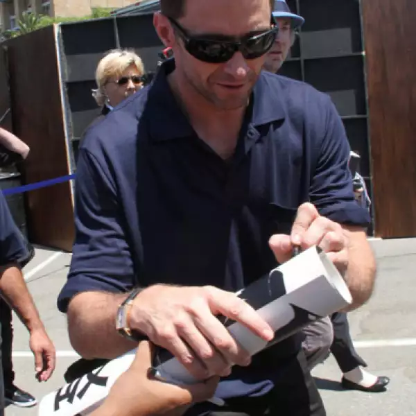 Hugh Jackman a su salida de la feria en donde fue abordado por varios seguidores.