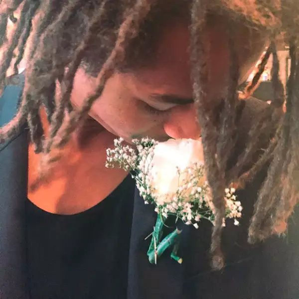 Además de portar un vestido, Jaden añadió otro toque femenino a su outfit.