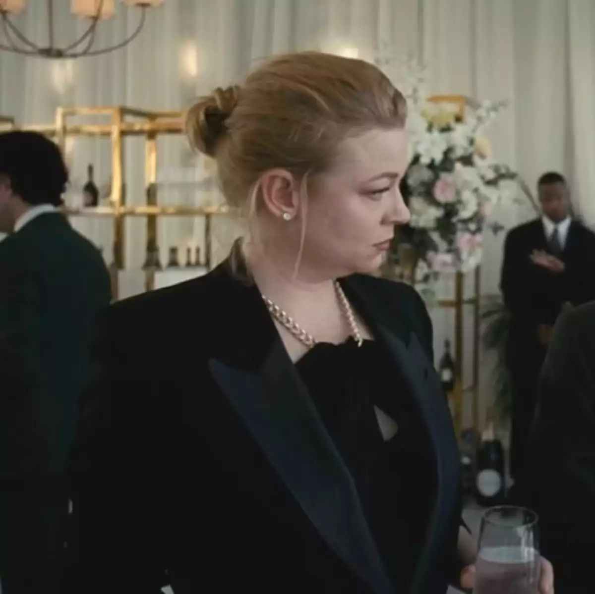 Shiv nos dio lecciones de lujo silencioso con su look en el tercer episodio de la última temporada de Succession.