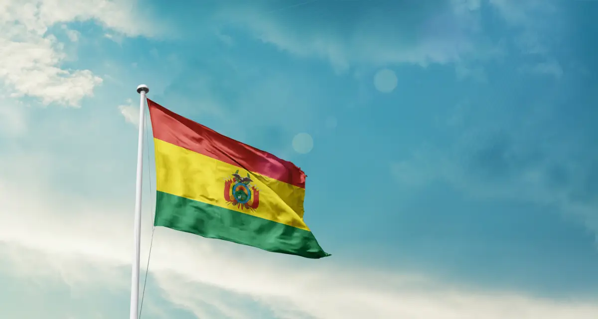 La bandera de Bolivia es la bandera nacional del Estado Plurinacional de Bolivia. Fue adoptado originalmente en 1851. La bandera estatal y de guerra es una tricolor horizontal de rojo, amarillo y verde con el escudo de armas boliviano en el centro. Según una fuente, el rojo representa a los valientes soldados de Bolivia, mientras que el verde simboliza la fertilidad y el amarillo de los depósitos minerales de la nación.