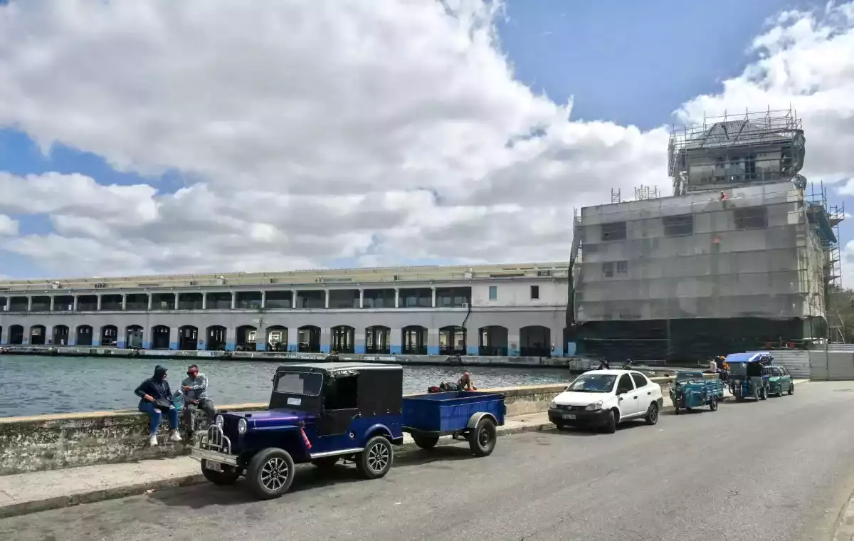 La gente se ve fuera de la Terminal de Cruceros de La Habana el 23 de febrero de 2026. La Corte Suprema de los Estados Unidos escuchará el 23 de febrero dos casos presentados bajo la Ley Helms-Burton: la oferta de Exxon Mobil de compensación de entidades estatales cubanas por activos incautados en 1960, y las reclamaciones de Havana Docks Corporation contra las líneas de cruceros por usar la terminal de cruceros de La Habana, confiscadas ese año.