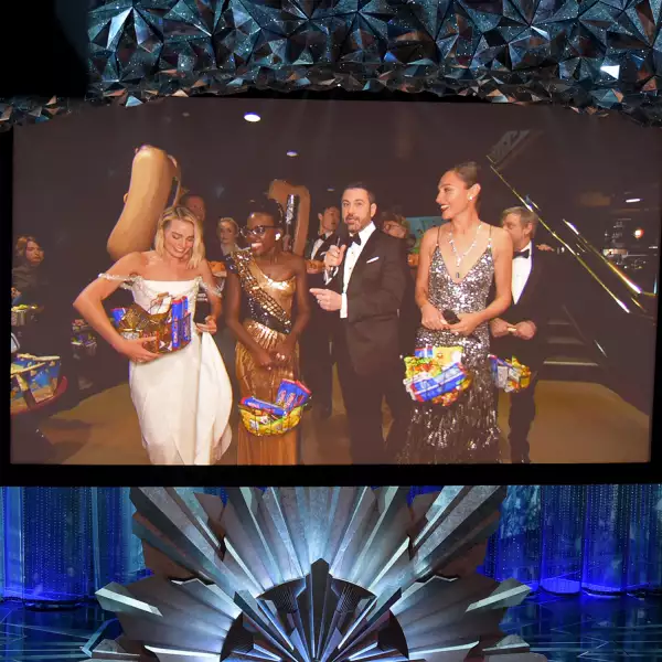 Artistas van a sala de cine