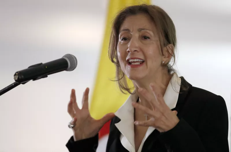 La política colombo-francesa Íngrid Betancourt, quien fue secuestrada por más de seis años por rebeldes de las FARC, gesticula mientras da un discurso en Bogotá, Colombia. 