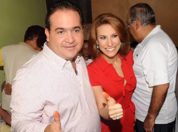 CÓRDOVA, VERACRUZ, 04JULIO2010.- Javier Duarte de Ochoa, candidato de la coalición Veracruz para adelante, acompañado de su esposa Karime Macías Tubilla, acudieron a votar en la casilla electoral marcada con el número 1053 básica, ubicada en la calle Elsa, entre las avenidas 19 y 21 de la ciudad de Córdoba.
FOTO: ESPECIAL/CUARTOSCURO.COM