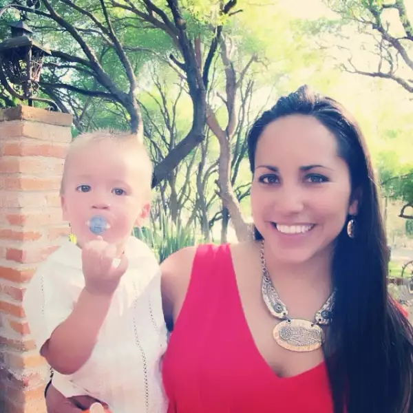 Natalia Díaz junto al pequeño Sebastián quien también fue bautizado durante la ceremonia.