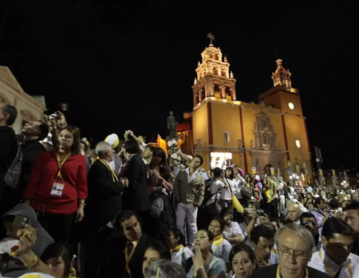 Su Santidad envió un mensaje de esperanza y amor a los niños congregados en la Plaza de la Paz de Guanajuato, Guanajuato; se reunió con el Presidente Calderón.