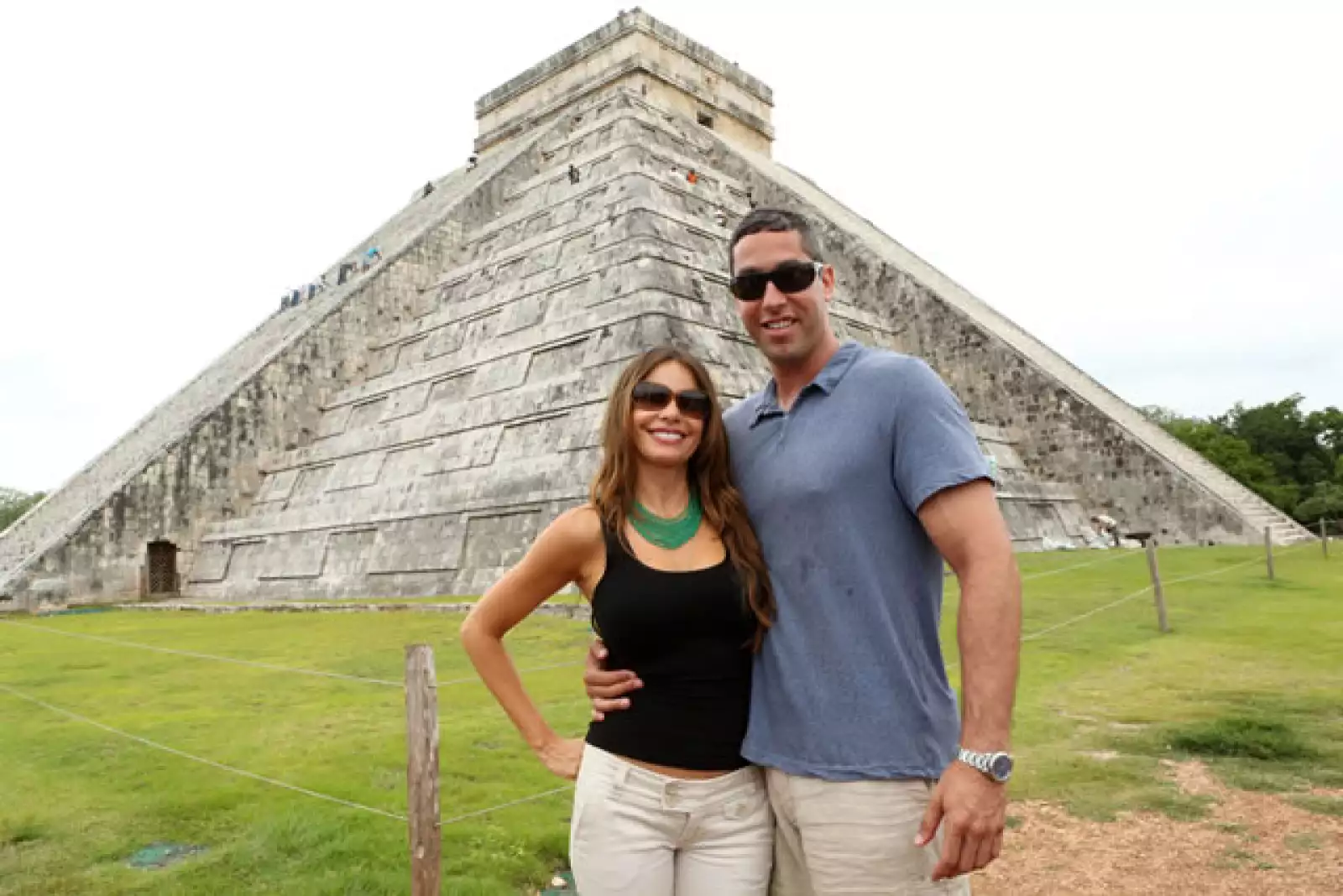 La colombiana posó junto a su novio, Nick Loeb, frente a la pirámide.