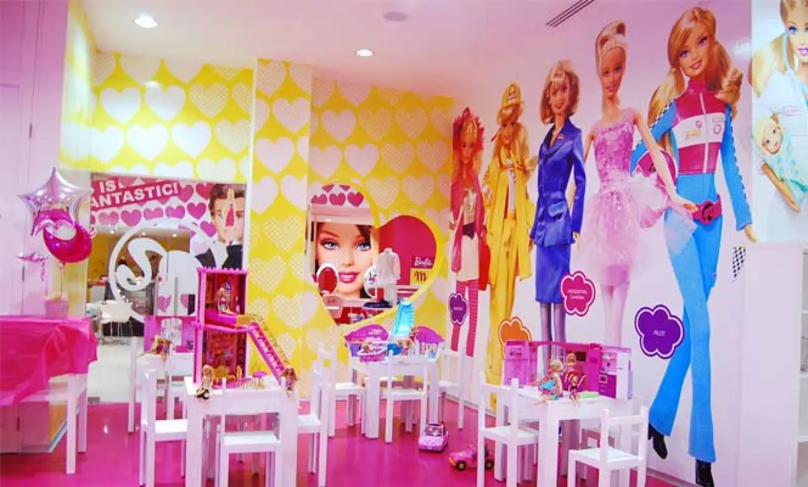 Barbie Store México abrió sus puertas el 11 de diciembre de 2009 en el Centro Comercial Santa Fe de la Ciudad de México.