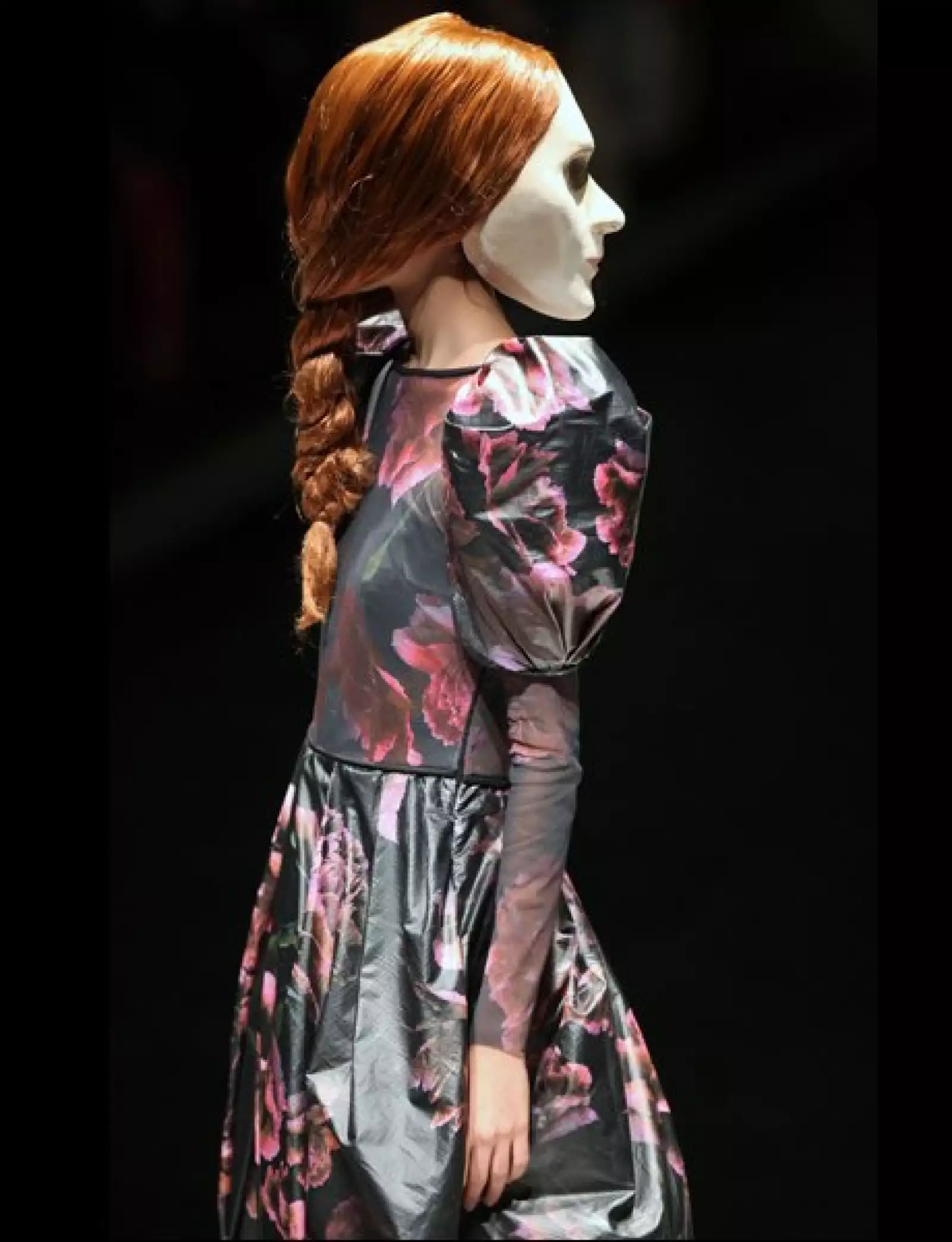 Las creaciones de Ronaldo Fraga destacaron por su dramatismo y bizarrez.