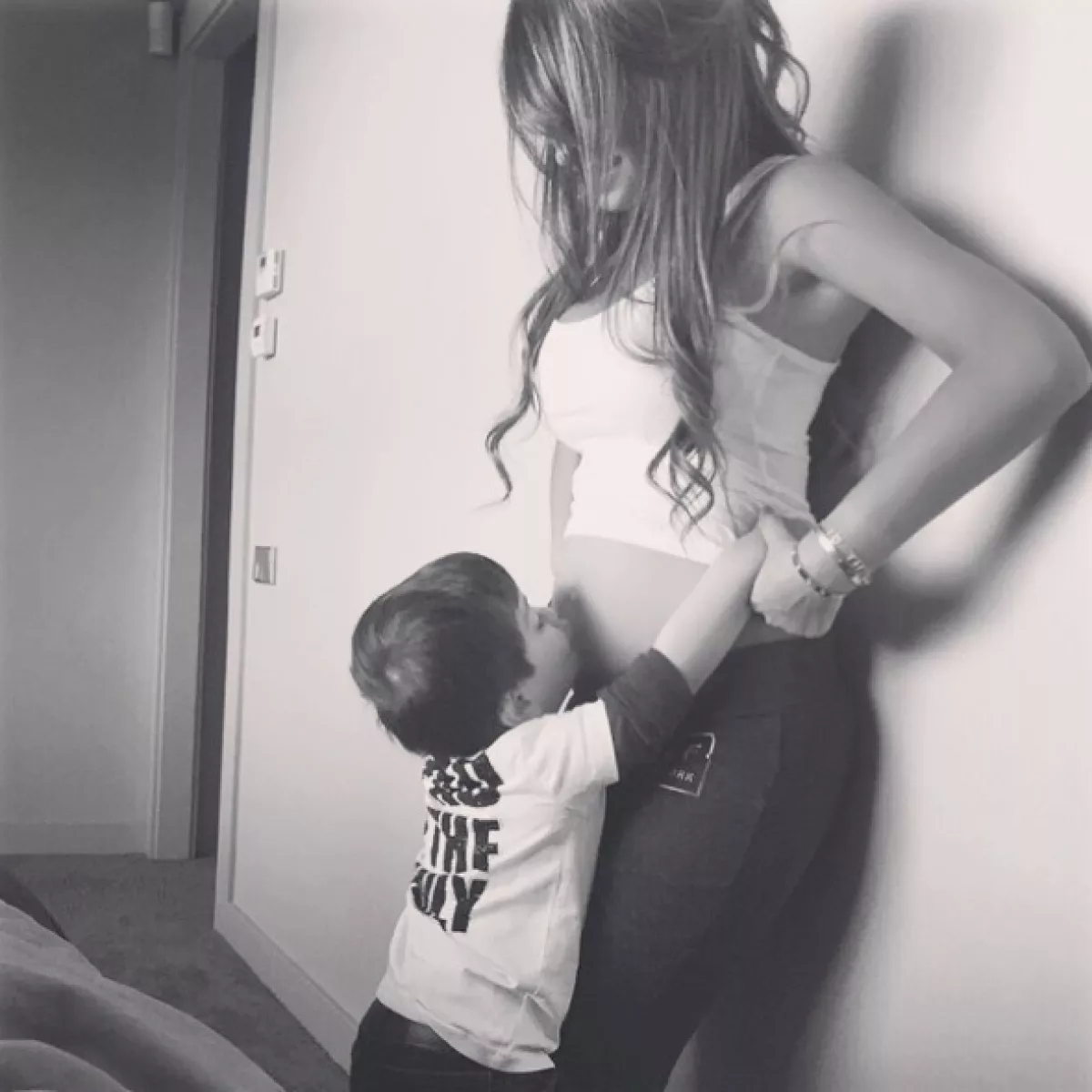 Thiago dando un beso a su "hermanito".