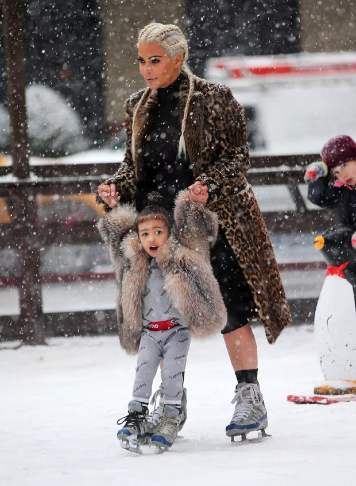 La estrella televisiva no se separó de su hija en ningún momento.