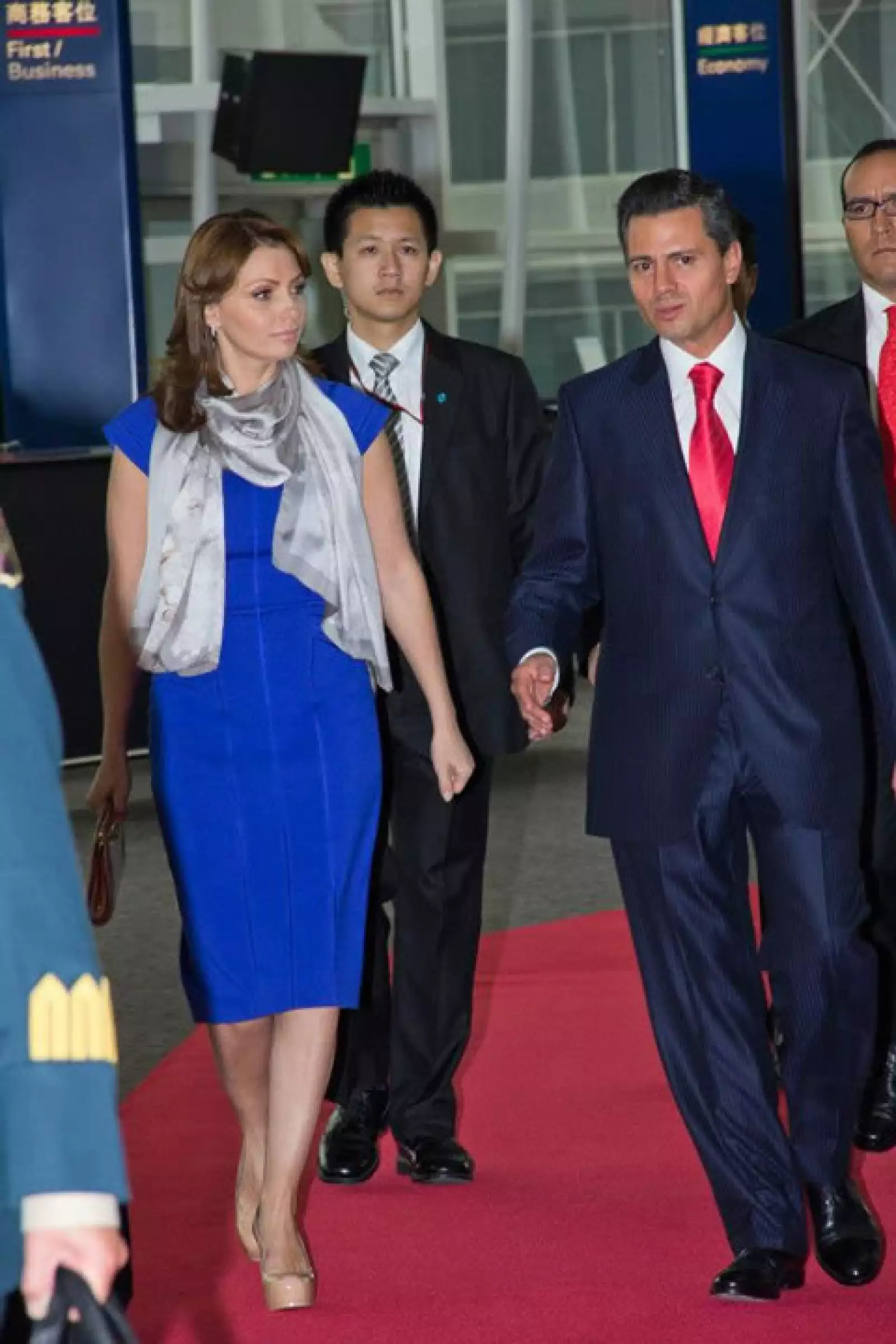 Así presumió un vestido a la rodilla, ceñido a su figura en color azul rey. Para complementar vistió unos pumps color nude y una pashmina gris.