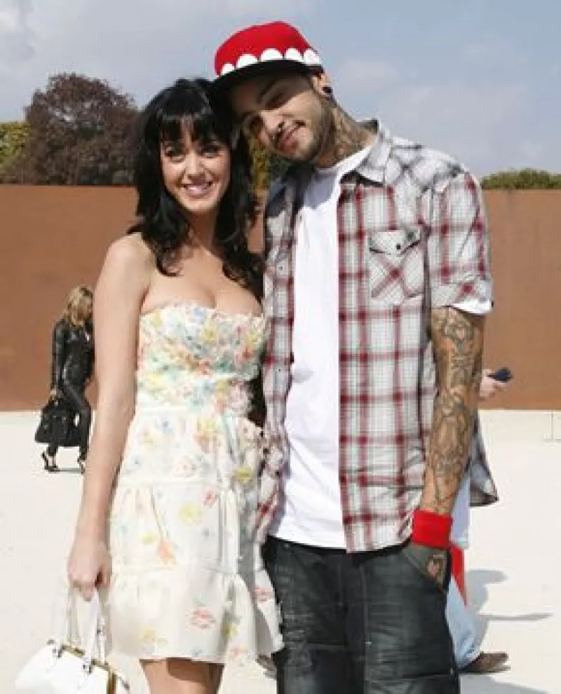 El novio de la cantante, Travis McCoy, le propuso matrimonio durante un romántico viaje a París, besándola con un enorme anillo de diamantes en la boca.