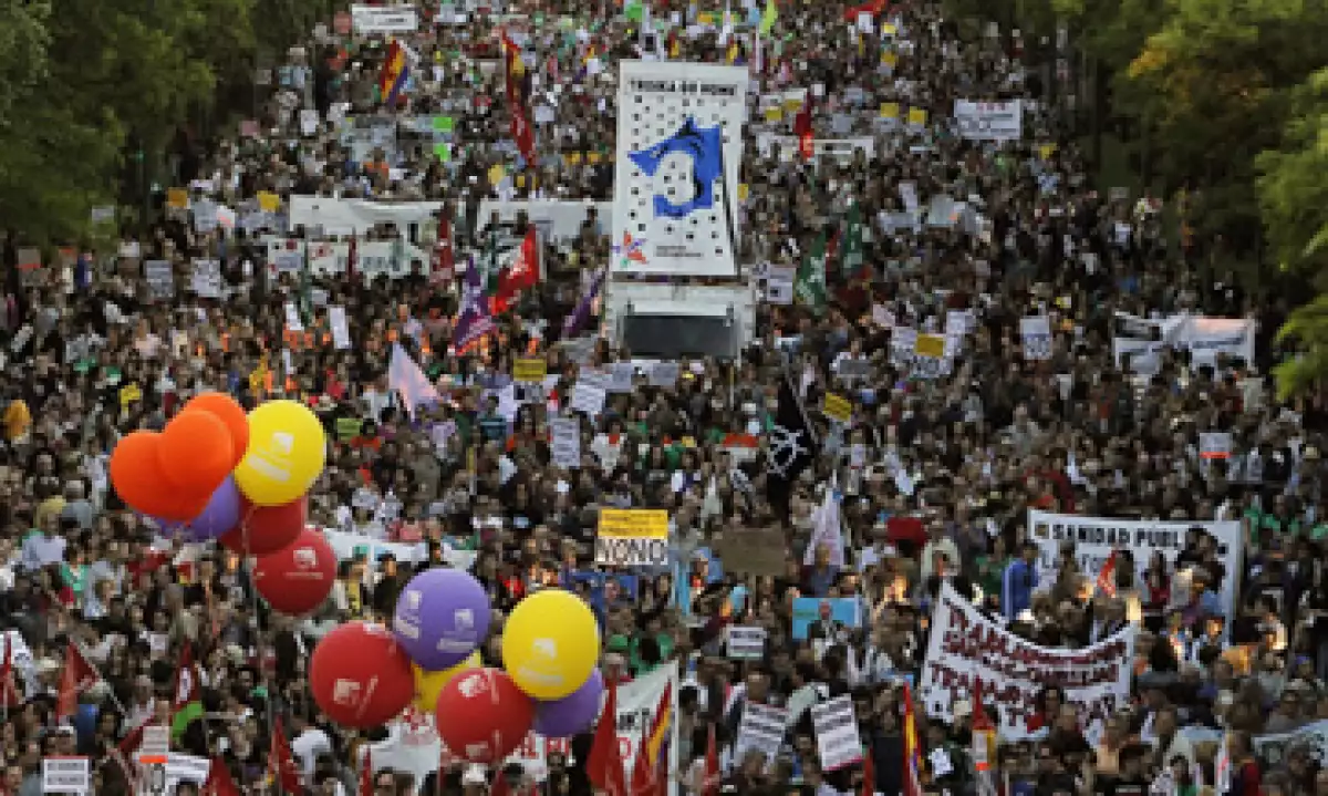 Cientos de personas protestaron en Madrid ante la sede de la Comisión Europea. (Foto: AP)