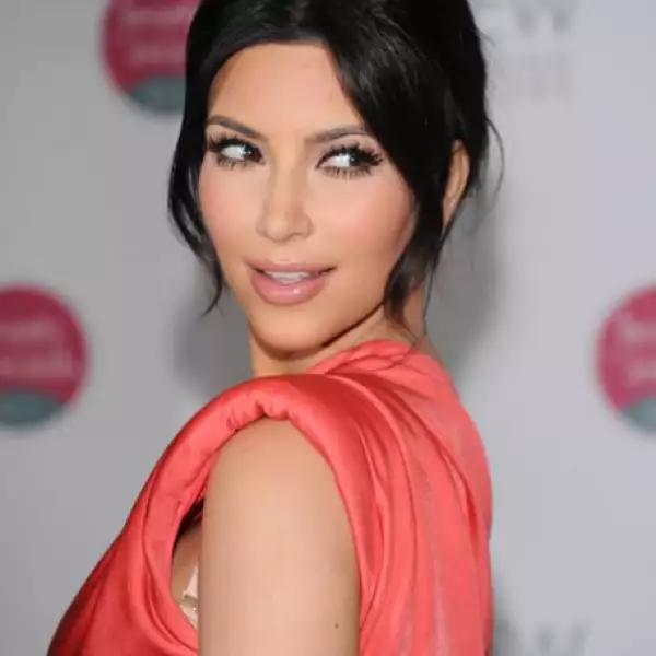 Kim Kardashian recomendó a una de sus seguidoras en Twitter no cambiar su físico para satisfacer a nadie. Se sabe que su mayor complejo está en su nariz, aunque ha dicidido no alterarla.
