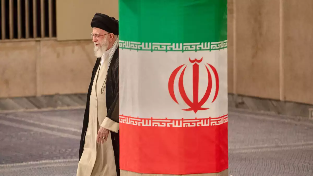 El líder supremo de Irán, el ayatolá Ali Khamenei, es visto mientras vota por las elecciones presidenciales anticipadas en el imán Khomeini Husseiniya el 28 de junio de 2024 en Teherán, Irán. El Consejo Guardián de Irán había aprobado seis candidatos para las elecciones del 28 de junio para reemplazar al presidente Ebrahim Raisi, quien murió el mes pasado en un accidente de helicóptero.